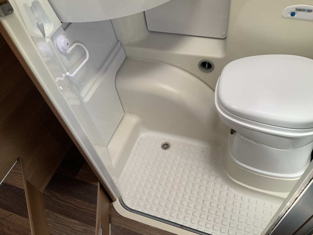 Knaus Van Ti 600 2.3 130 PK Half-integraal, Dwars-bed, Halve- treinzit, Draaistoelen, etc. Bj 2013 Camper centrum on the road Marum foto: 29