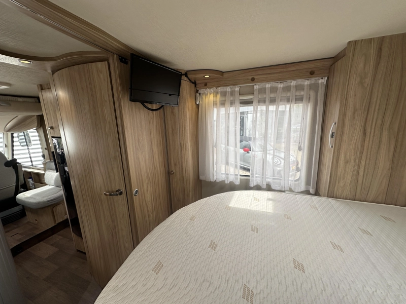Hymer B698 Queensbed L-zit 150PK TV photo: 10
