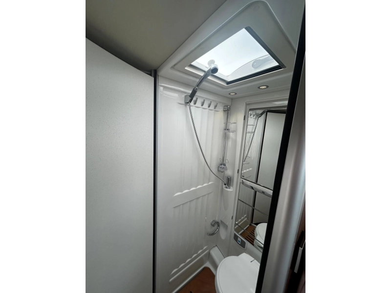 Hymer Exsis 474 T 474 lengte bed 25.000 km  foto: 15