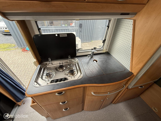 Hymer B 654 Fransbed + Hefbed / Airco op motor! foto: 12