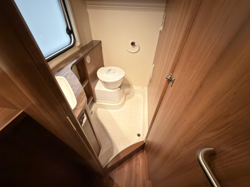 Knaus Sudwind Exclusive 580 UF mover+avance+aire acondicionado de banco foto: 12