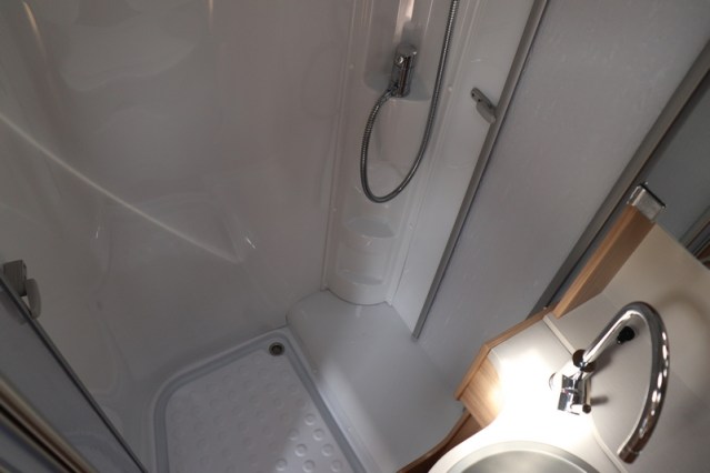 9 traps AUTOMAAT Knaus Platinum Edition Sun TI 650 vlakke vloer enkele bedden (80  foto: 52