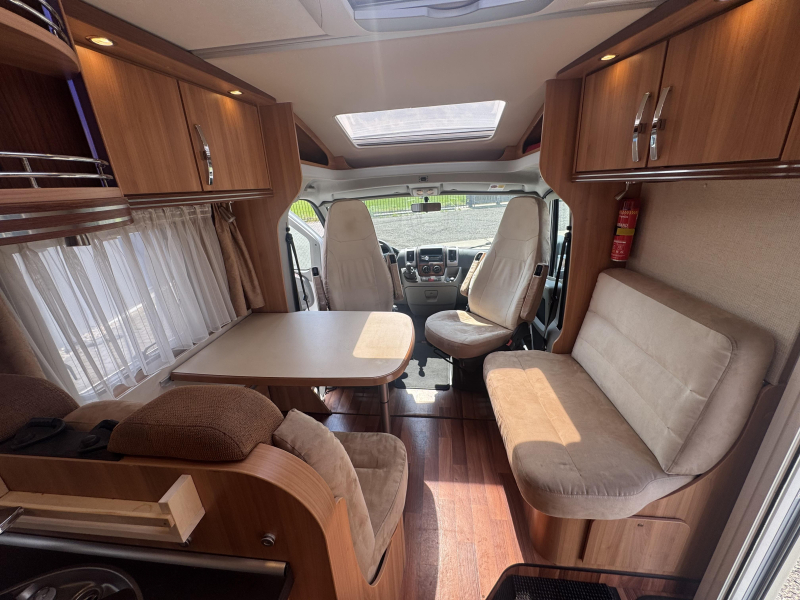 Hymer Exclusive Line 614 CL fixed bed photo: 8