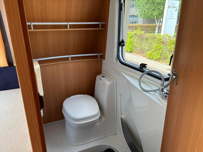 Knaus Azur NL-Premium line | Caravanmover | Fietsenrek | | Douche | 3-Pits gasfornuis | Koelkast + vriesvak foto: 19