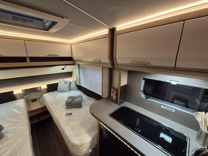 Knaus Sudwind 60 Years 500 EU Met luifel en vloerverw.  foto: 12