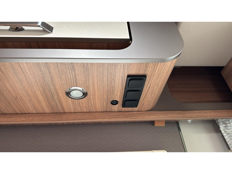 Weinsberg CaraSuite 700 ME EH478 ensuite badkamer  foto: 7