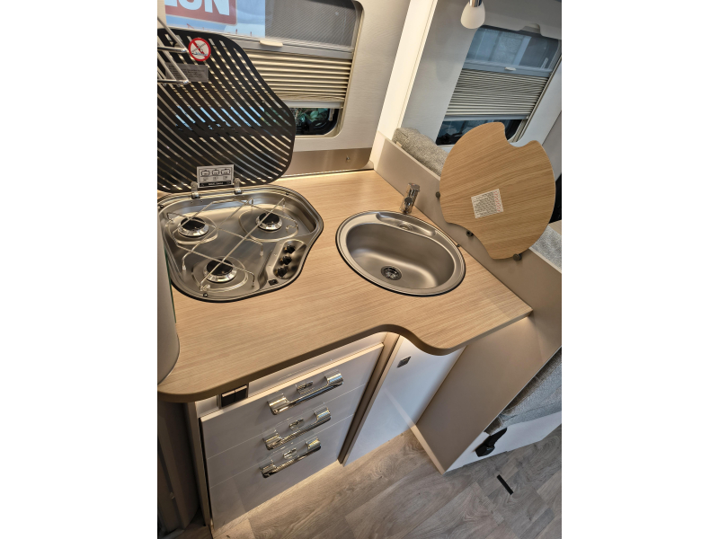 Hymer Tramp S 680 -- 5 gordels --  foto: 6