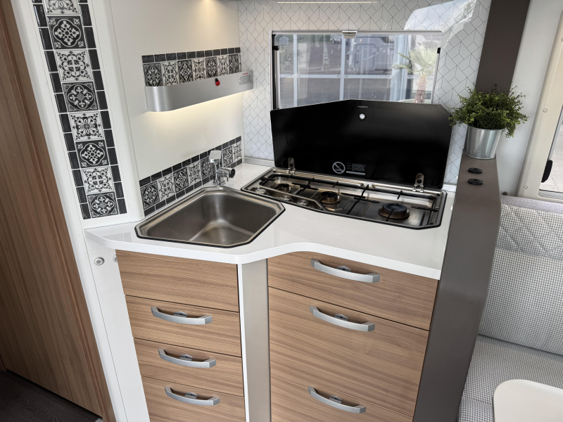 Adria Matrix Plus 670 DC Queensbed Hefbed Omvormer  foto: 14