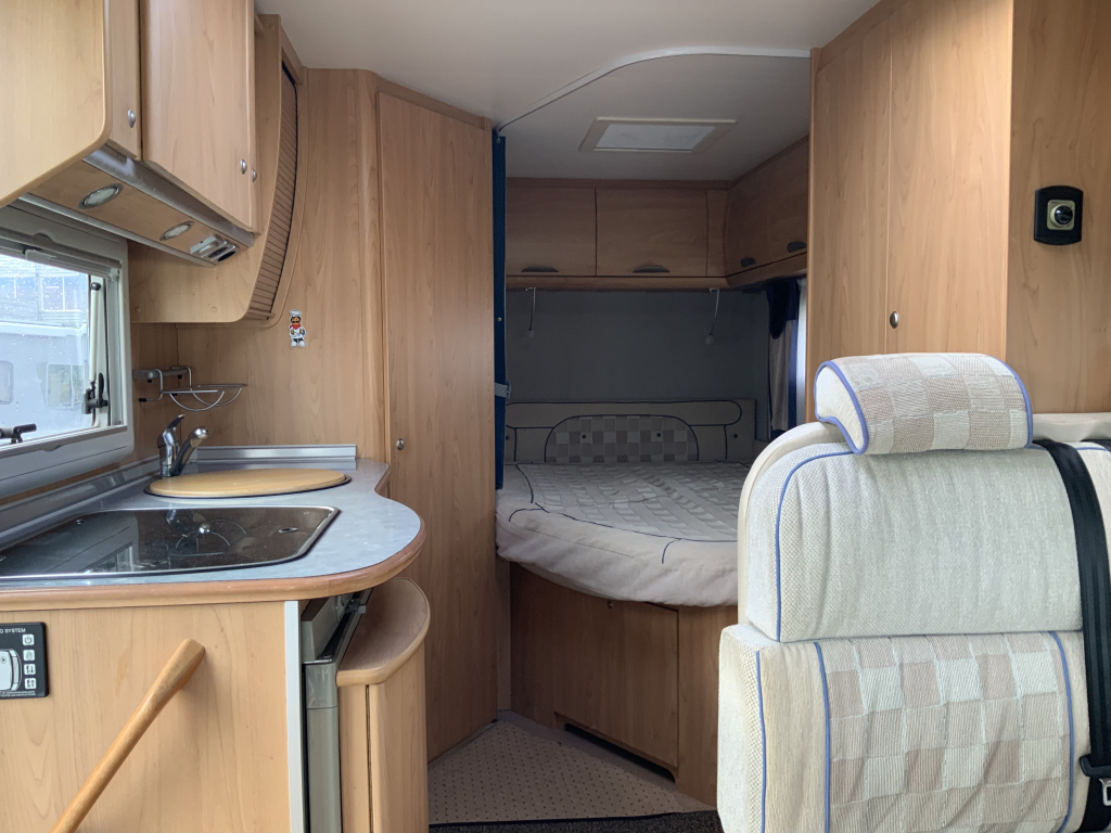 B&uuml;rstner El&eacute;gance 660 Integral, Cama francesa y cama abatible, Asientos giratorios, Patas de apoyo hidr&aacute;ulicas, A&ntilde;o 2004 Camper Centrum On the Road en Noorderringweg 4 en Marum. foto: 10