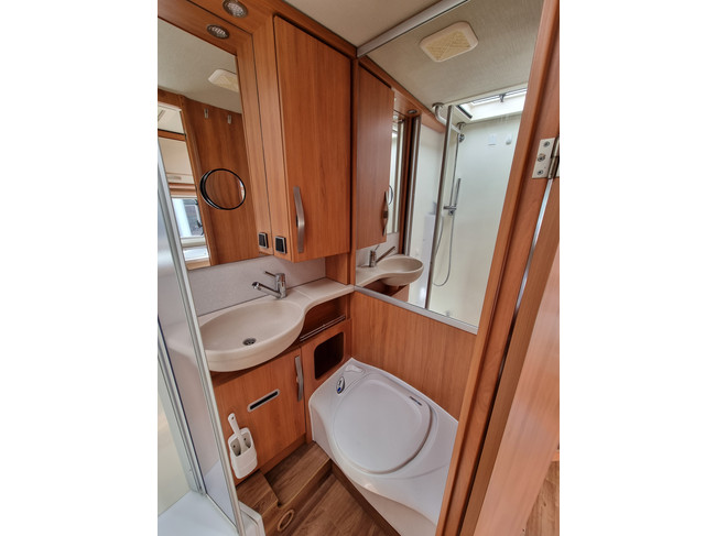 Hymer Exsis 678 | Autom&aacute;tico | Euro-6b | Camas individuales | Cama abatible | C&aacute;mara | Navegaci&oacute;n | &iexcl;Excelente estado! foto: 7