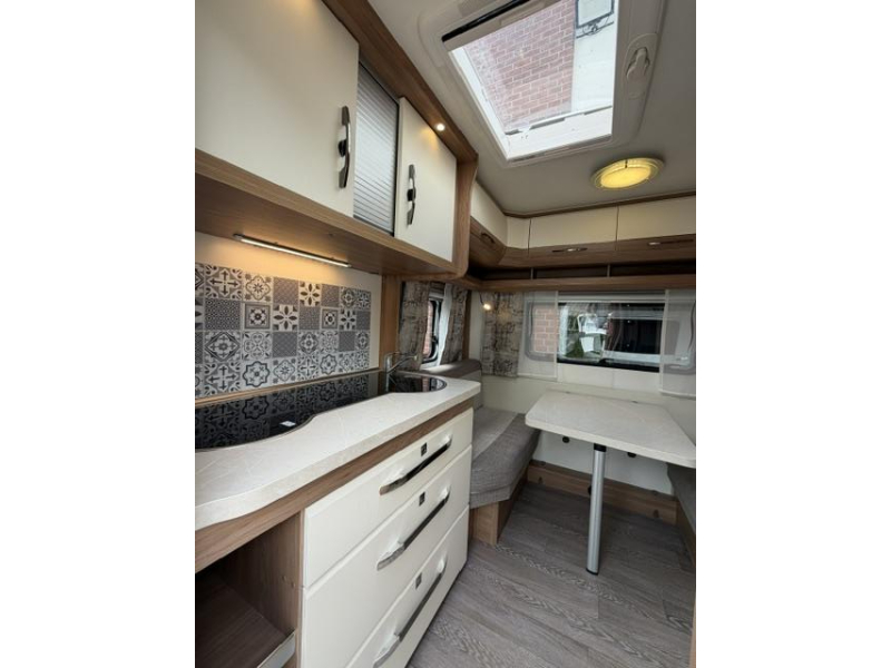 Hobby De Luxe 400 SFE Incl. Mover and Awning photo: 10