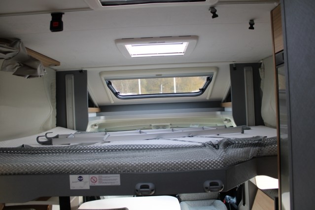 Dethleffs 7052 DBM Just 90 Queenbed + hefbed riante garage (94  foto: 51