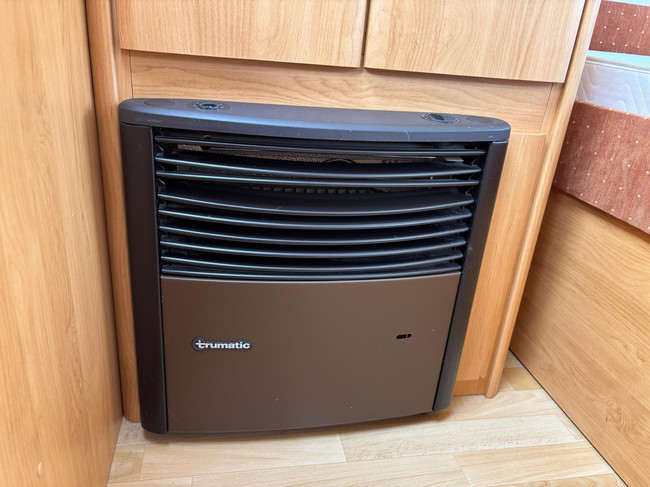 Hobby 30 | Voortent | Luifel | Fietsendrager Achter | 3-Pits gasfornuis | Dakluik foto: 19