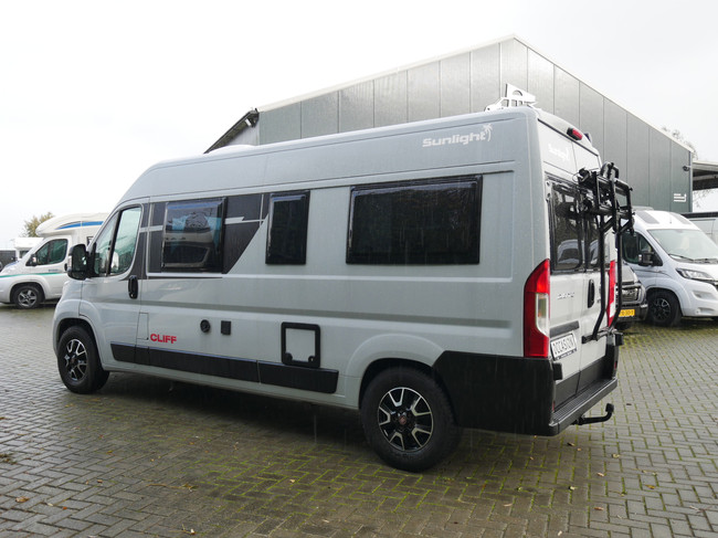 Sunlight Cliff 600 XV, 6 Meter Buscamper, Dwarsbed foto: 22