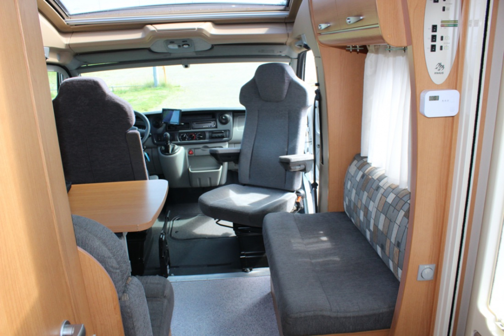 Knaus Sun Ti 700 Meg, Cama transversal, Garaje, Asientos delanteros giratorios, Media dinette, banco de asientos. A&ntilde;o 2008 Marum (Groningen) foto: 4