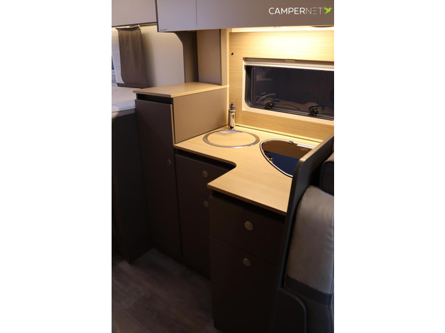 Camping-car LMC Tourer Lift H664 170 ch Automatique | Lits longs | Lit relevable | Chauffage diesel | Grand garage | Porte-vélos | Système multimédia | Photo : 10