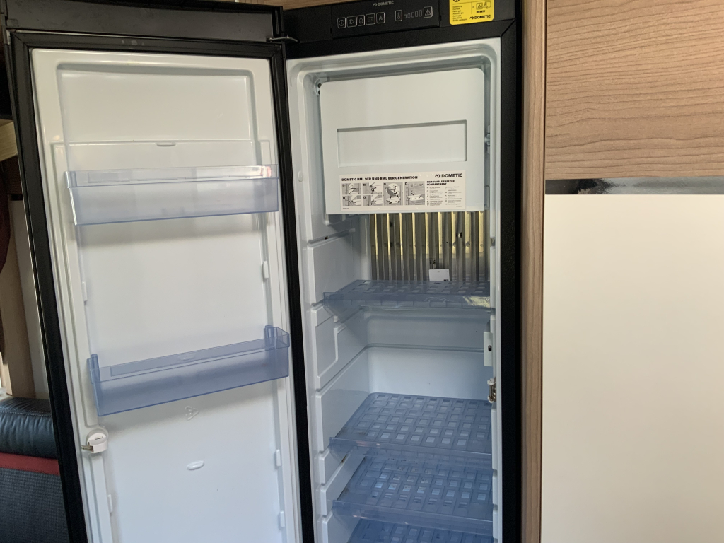 Carthago Malibu I 460 AUTOM&Aacute;TICO 150 CV Integral, Camas longitudinales y Cama abatible, Garaje, Aire acondicionado de motor, Aire acondicionado de techo, Sistema de nivelaci&oacute;n, Centro de autocaravanas en la carretera Marum foto: 18