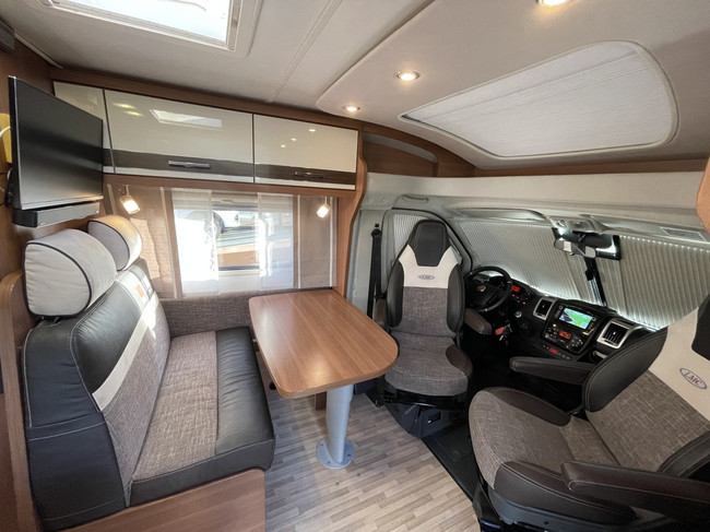 LMC Cruiser Sportline 662 G 662 G Edition 60 Jahr | Cama longitudinal | Aire acondicionado de techo | 1er propietario | 2x Solar | Enganche de remolque | Inversor | C&aacute;mara | TV | Navi | Clima foto: 2