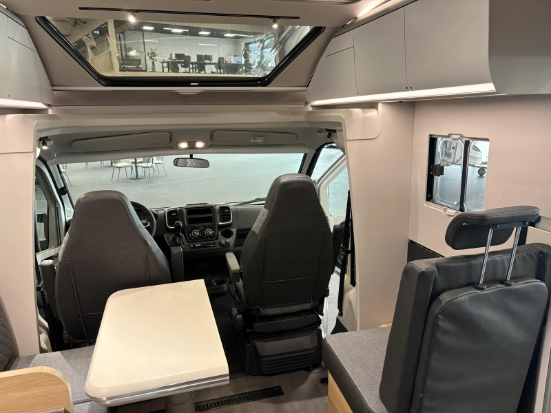 Adria Coral Plus 670 DC queensbed / automaat  foto: 21