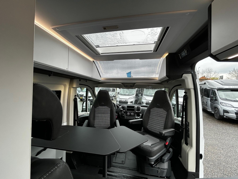 Adria Twin Supreme 600 SPB Truma dieselkachel Luifel  foto: 9