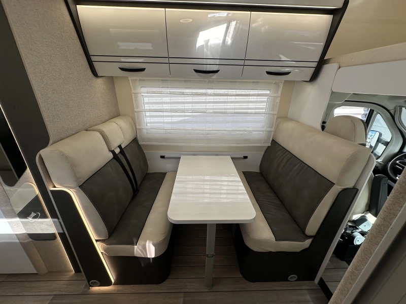 McLouis Glamys 320 8-Person Alcove 140HP photo: 9