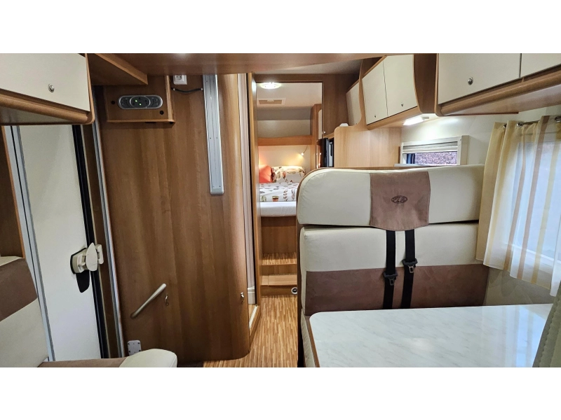 P.L.A. Camper Voyager Queensbed Hefbed  foto: 2