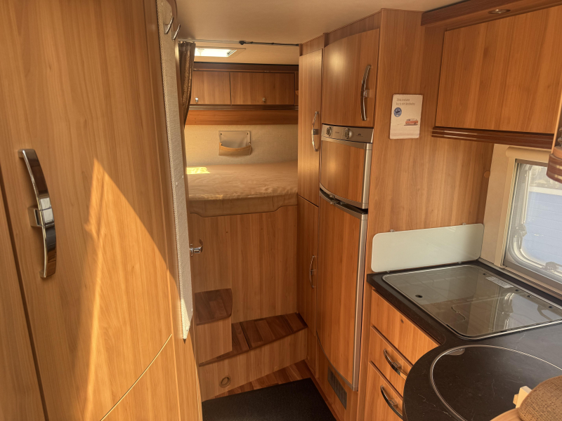 Hymer Exclusive Line 614 CL fixed bed photo: 6