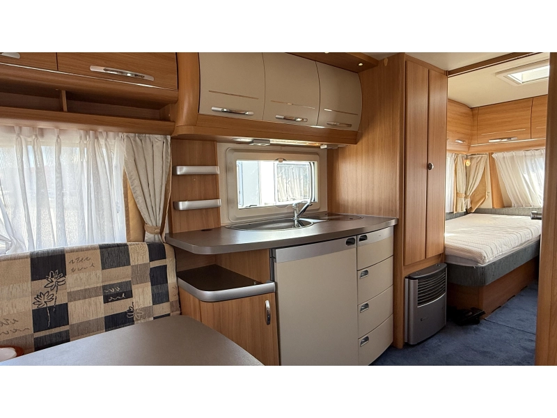 Hobby De Luxe 540 UL camas individuales asiento redondo foto: 3