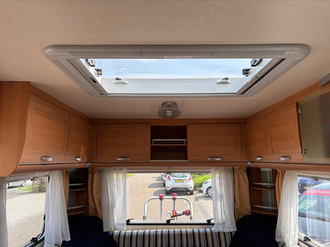 Knaus Azur NL-Premium line | Caravanmover | Fietsenrek | | Douche | 3-Pits gasfornuis | Koelkast + vriesvak foto: 13