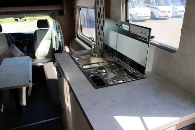 Zeer compacte Knaus Tourer VAN 500 LT Bulli AUTOMAAT voorzien van Face to Face salon (82  foto: 27