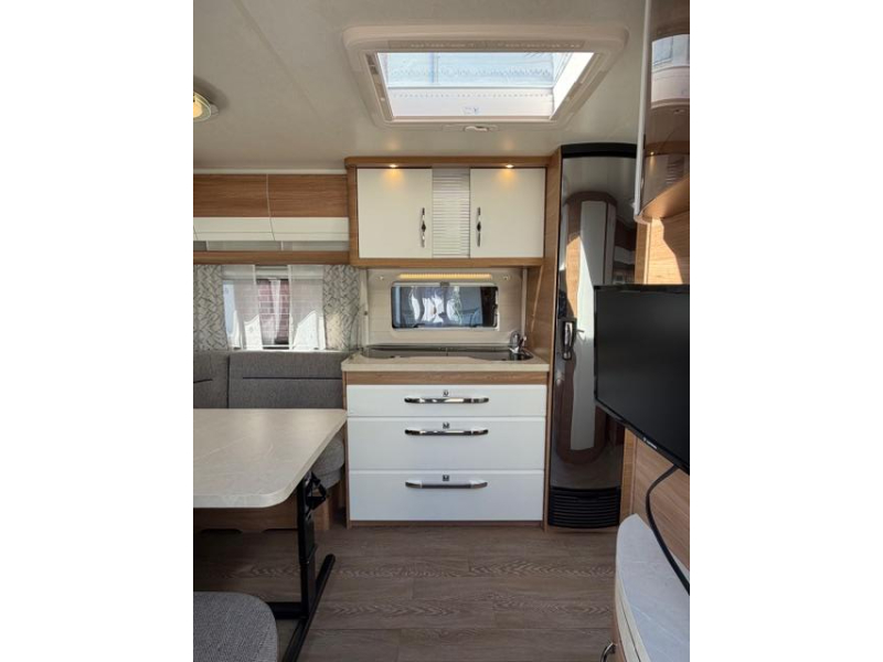 Hobby De Luxe 540 UL Incl. Mover en Voortent  foto: 12