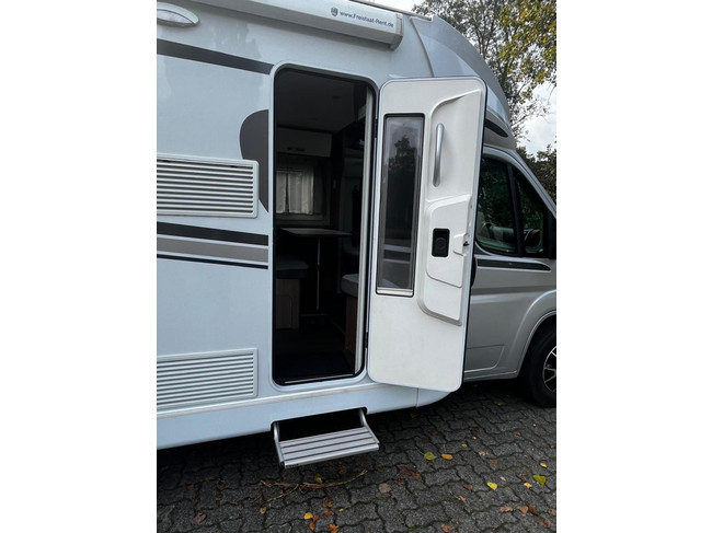 Carado T 338 Teilintegriert | Tempomat | Markise | R&uuml;ckfahrkamera | Dusche | Toilette | 4 Schlafpl&auml;tze | TV mit aut. Sat Foto: 6