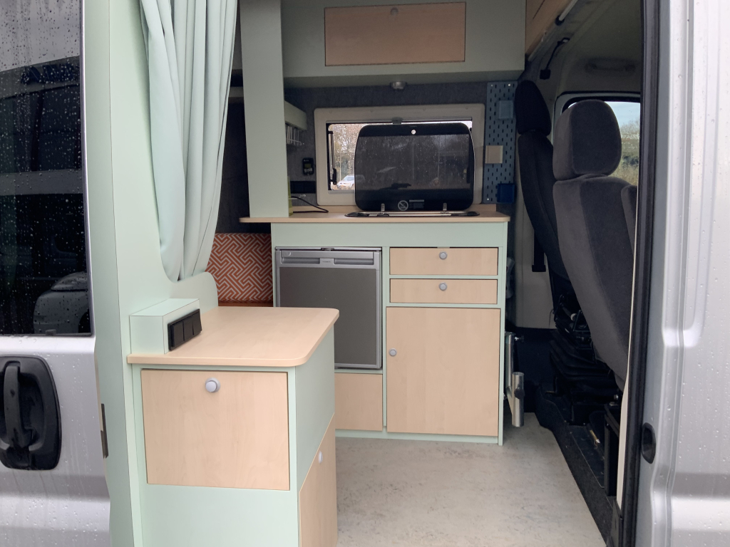 Peugot Boxer L2 H2 Buscamper: Euro 6 met verlaagbare tafel tot 2 pers. lengte-bed, 154 cm breedte, 185 cm lengte, FSL Camperinbouw 2021, km 66000, Zwenkbare fietsendrager, Zonnepaneel 180W, Bj.2017 Camper centrum on the road foto: 8