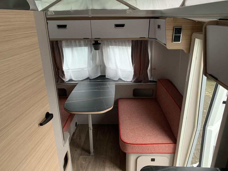 Eriba Touring Urban 530 Screen door/Service hatch/Awning photo: 4