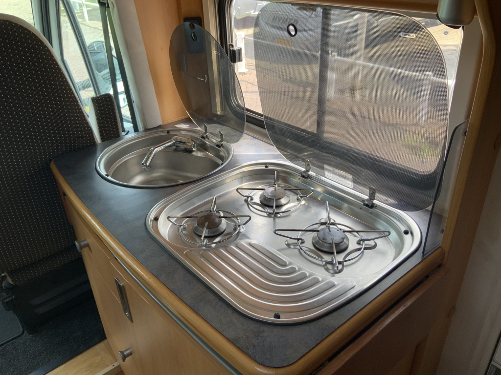 LMC  Fiat Ducato  2,8 JTD  128 PK , AUTOMAAT   Half-integraal ,  Motor-airco , 2 Lengte-bedden ( Laag ) , Alko-chassis  etc. Bj 2003 Camper centrum on the road Marum  foto: 9