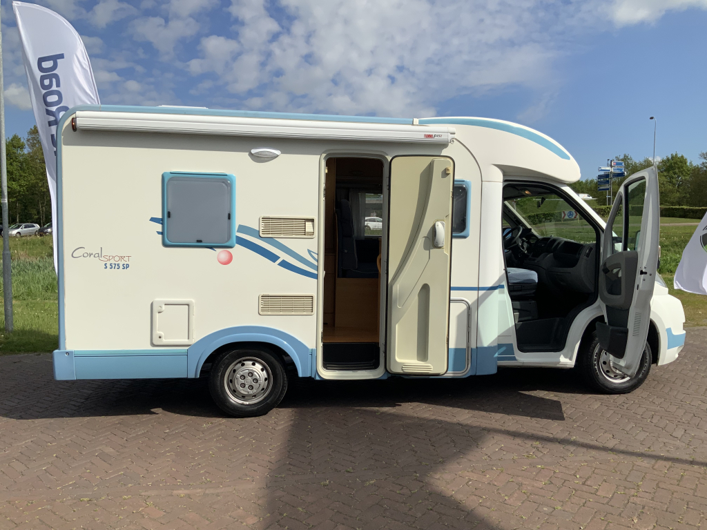 Adria   Compact   2.3 MultiJ. 130 PK , Half-integraal  , Frans-bed achter , Motor-airco , Trekhaak , Kleine camper , Bj. 2009 Camp centrum on the road Marum foto: 2