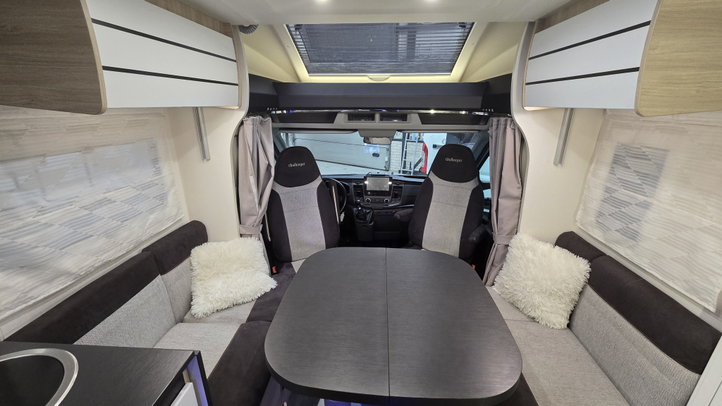 Challenger 337 GA met enkele bedden foto: 1