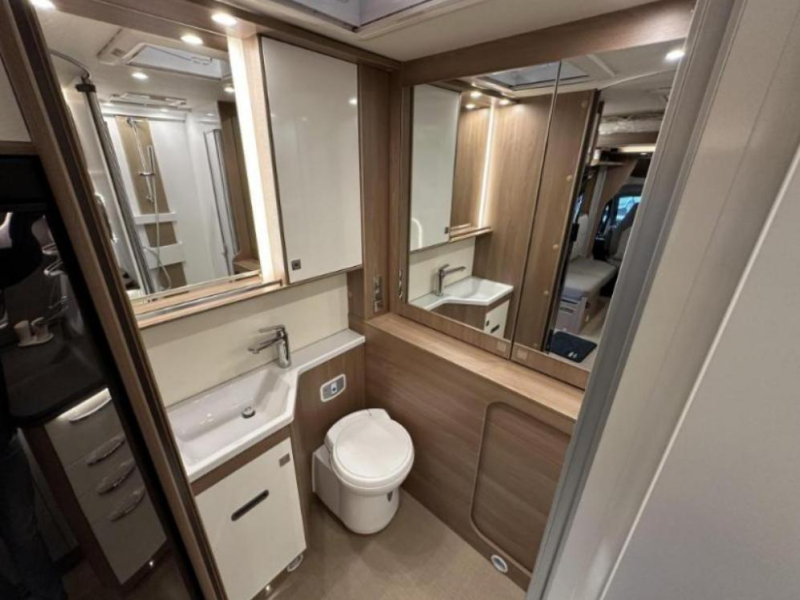 Bürstner Lyseo Harmony Line 684 G FACE TO FACE & ZEER RUIM  foto: 15