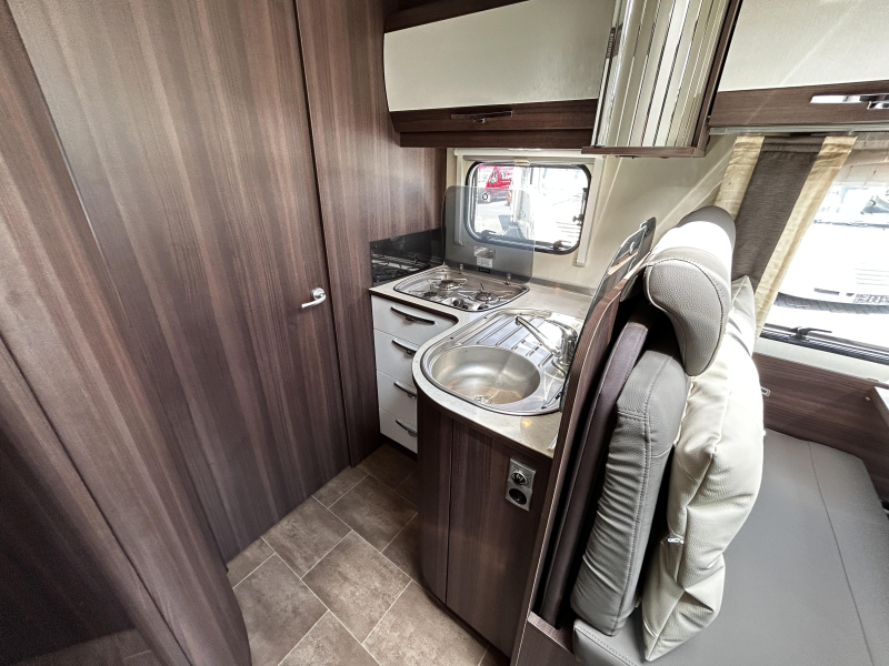 Bürstner Nexxo 728 T Enkele-bedden/2015/Euro-5  foto: 9