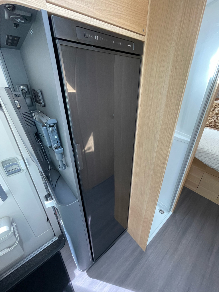Adria MATRIX PLUS 670 DC QUEENSBED+HEFBED 2025! foto: 7