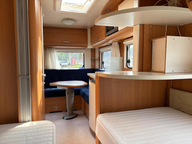 Eifelland Holiday 460 W614700 | 2 Enkele bedden | Mover volautomaat | Voortent met Luifel | Fietsendragers | 3-Pits gasfornuis foto: 18