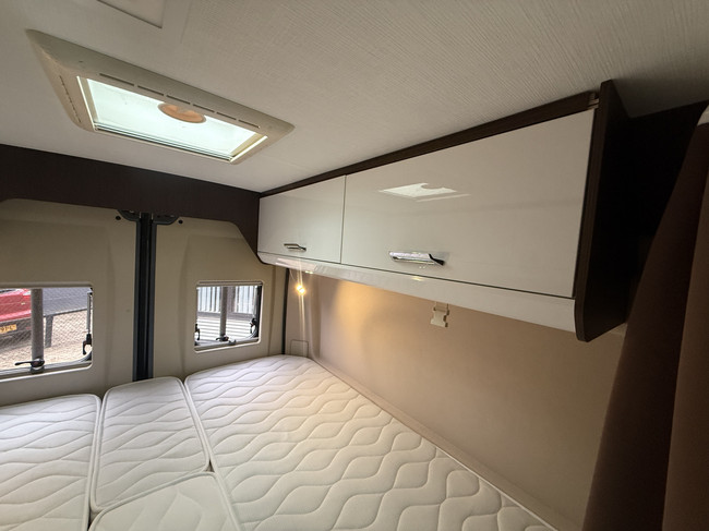Karmann davis 620 9 traps automaat buscamper 141 pk euro 6 lengte bedden luifel hordeur uitzwenkbare fietsendrager zonnepanneel foto: 19