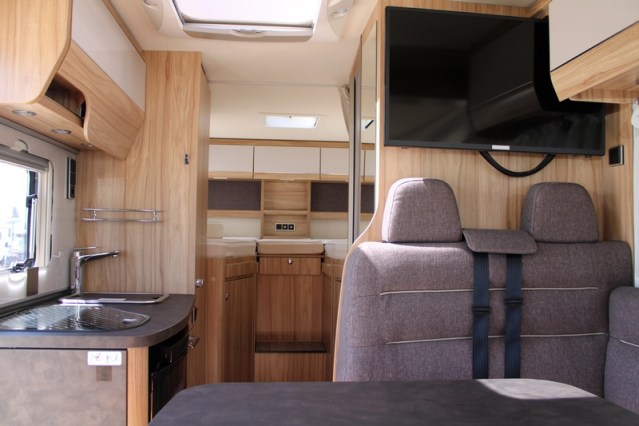 Hymer Exsis i 474 Fiat 160 CV compacto, estrecho, ligero, con camas individuales y cama abatible (55 foto: 40
