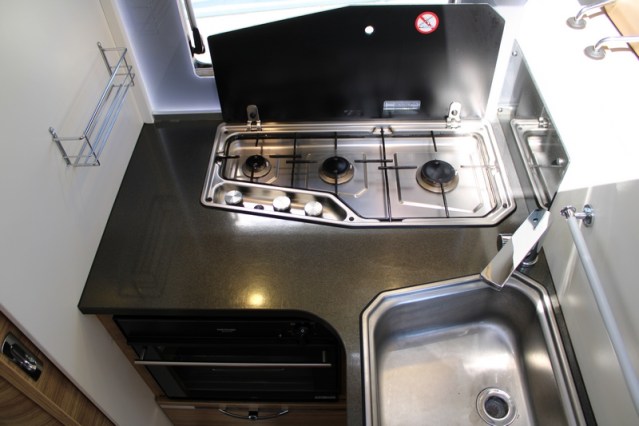 Robuuste Adria Matrix M 670 SK AUTOMAAT 5 gordelplaatsen Queensbed + hefbed (71  foto: 39