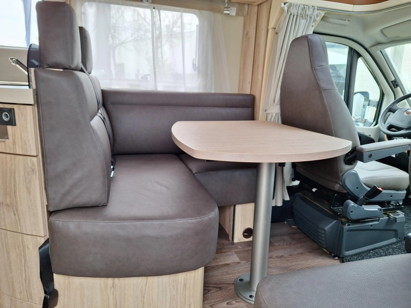 Eura Mobil Profila RS 720 QB QUEENSBED+HEFBED  foto: 2
