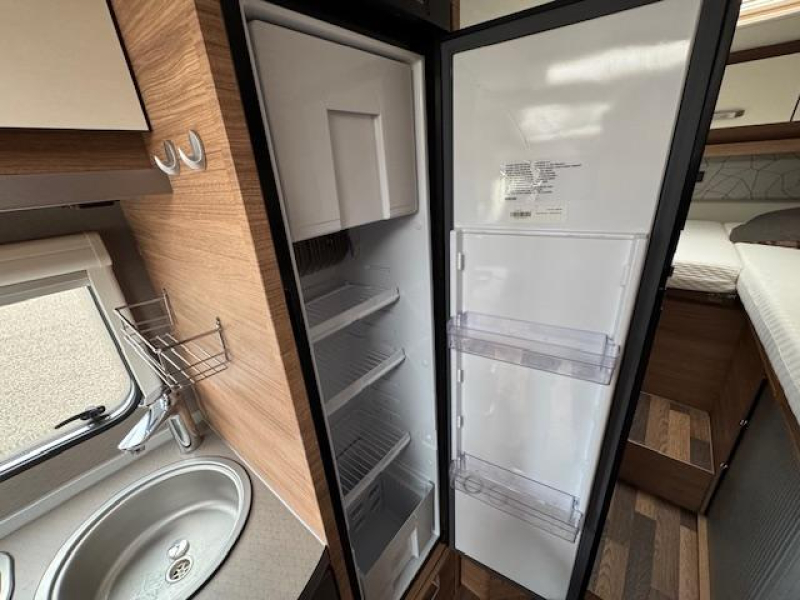 Weinsberg CaraCompact Pepper 600 MEG 160CV Aire,Sol,DUO CE272 foto: 12
