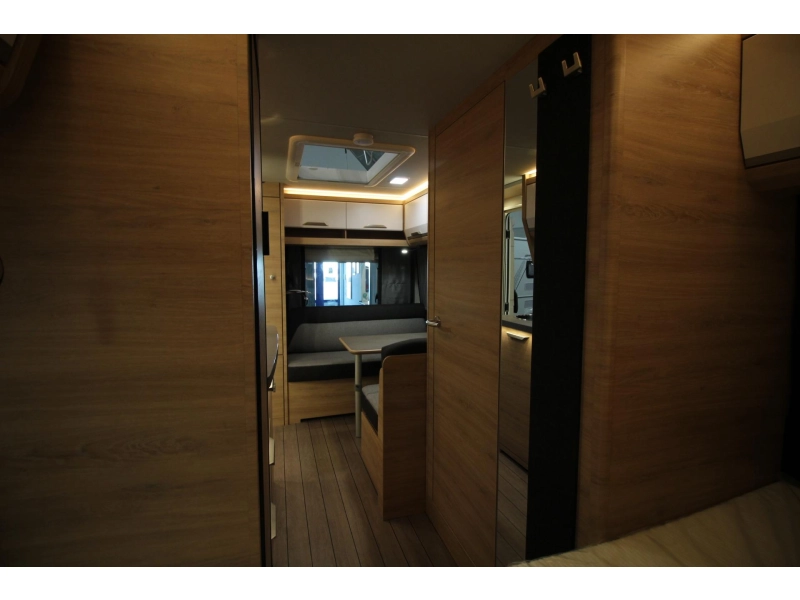 Knaus Sudwind Black Selection 420 QD Dwarsbed & Hoge koelkast!  foto: 9