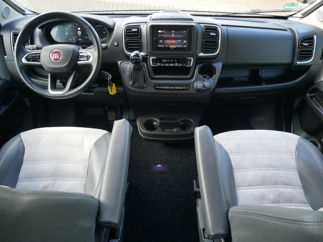 Sunlight Cliff 600 XV, Autom&aacute;tico de 9 velocidades, Autocaravana de 6 metros, Cama transversal foto: 3