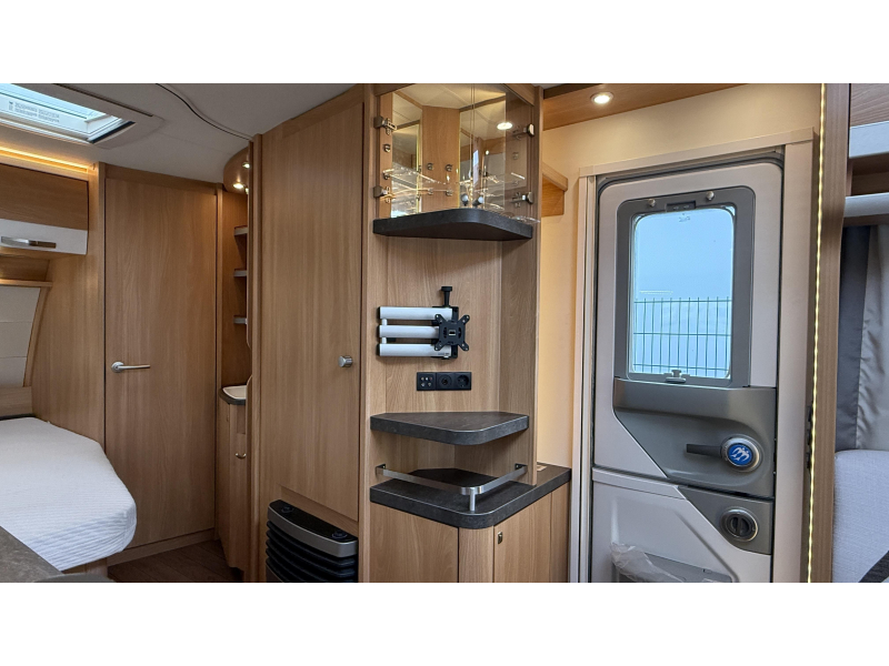 Knaus Sudwind Silver Selection 500 FU frans bed rondzit toilet  foto: 8