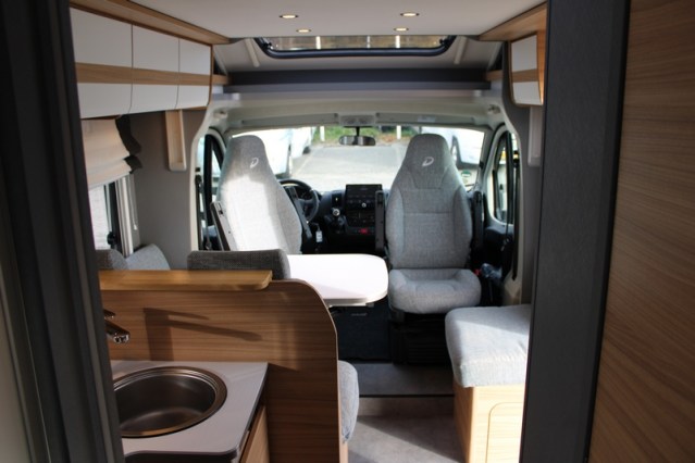 Dethleffs 7052 DBM Just 90 Queenbed + hefbed riante garage (94  foto: 48